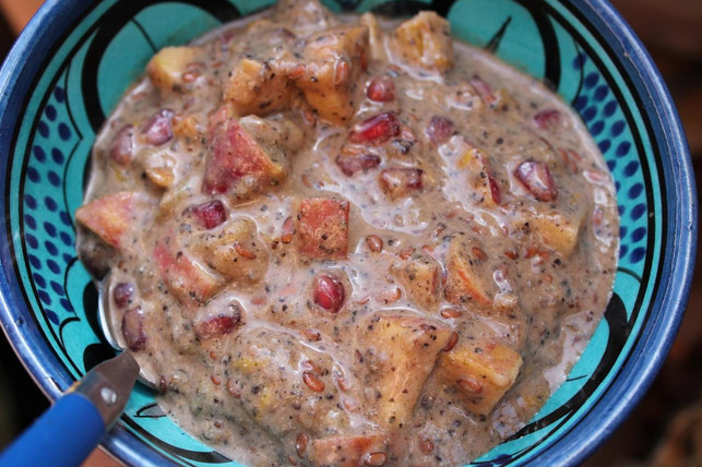 mit-einem-mus-aus-bananen-und-lein-und-chiasamen-pascal-thiele-utopiade-190401_download Mit einem Mus aus Bananen und Lein- und Chiasamen kannst du einen vollwertigen Obstsalat kreieren, der dich länger satt macht.