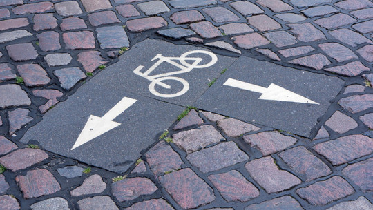 Fahrradweg-Markierung auf Straßenpflaster Fahrradweg-Markierung