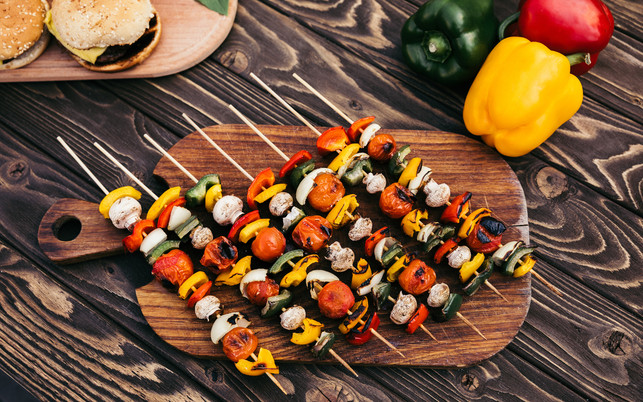 Cut vegetables on skewers cooked outdoors on grill Gemüsespieße sind im Nu zubereitet.