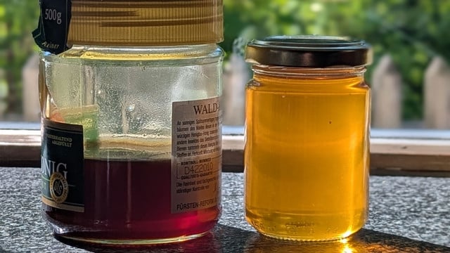 honigglaeser-ausspuelen-bw Tödliche Gefahr im Altglas: So rettest du Bienen mit einem einfachen Trick