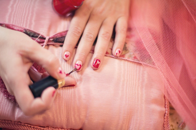 nagellackentferner-gibt-es-auch-acetonfrei-cc0-pixabay-jillwellington-200330_download Nagellackentferner gibt es auch acetonfrei.