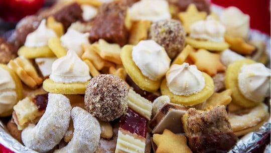 Jeden Tag Plätzchen essen: Die Folgen Verschiedene Weihnachtsplätzchen auf einem Teller