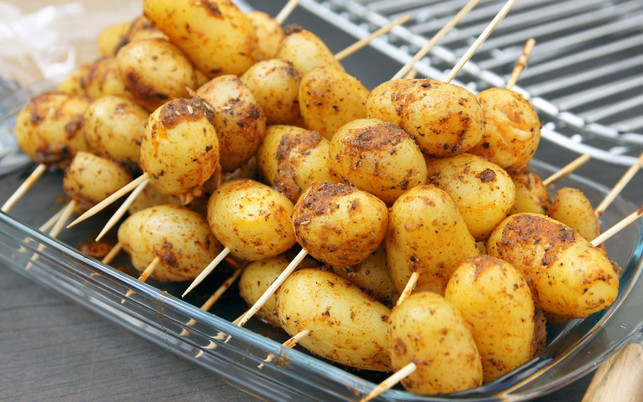 vegetarisch-grillen-pb-kartoffeln-170523-1280x800 Vegetarisch Grillen: kleine Kartoffeln auf Spieß