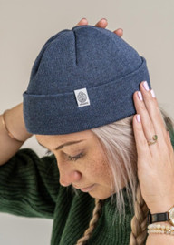 modische-geschenke-muetze-beanie-obumi-211221-700x500-1 Eine Beanie-Mütze passt auf jeden Kopf.