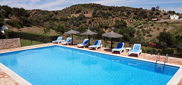 Sanfter Tourismus, nachhaltig Reisen Sanfter Tourismus, nachhaltig Reisen heißt auch, keine großen Hotelketten mit Pool und Büffet zu buchen.