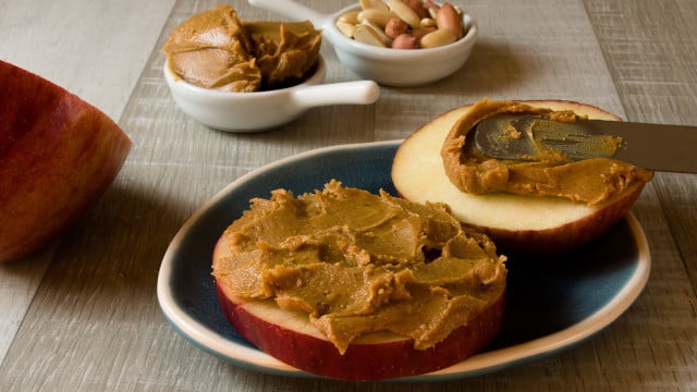 Apfel mit Erdnussbutter: Super schnelles Snackrezept - Utopia.de