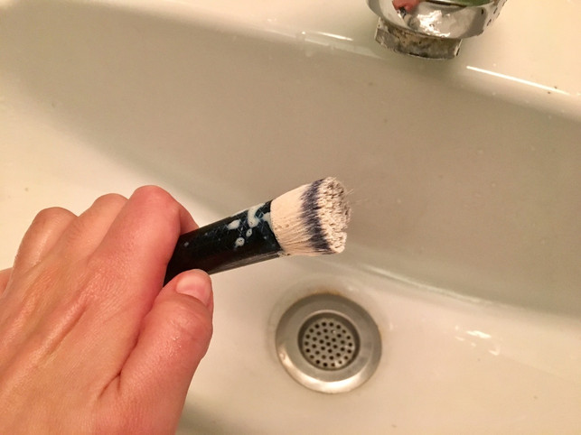 verteil-das-shampoo-in-den-pinsel-haaren-bis-es-sc-lea-hermannutopia-170917_download Verteile das Shampoo in den Pinselhaaren, bis es schäumt