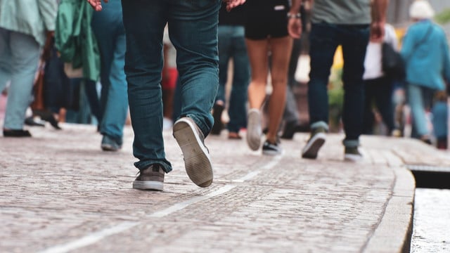 Fußgänger:innen in einer Stadt