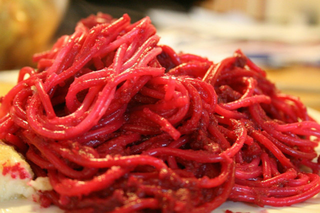 Beetroot noodles impress with their bright color.