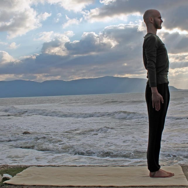 tadasana-ist-die-ausgangspose-vom-sonnengruss-pascal-thiele-utopiade-181216_download Tadasana ist die Ausgangspose des Sonnengrußes.