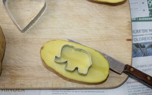 mit-plaetzchenausstechern-gelingt-der-kartoffeldruc-maria-hohenthalutopiade-191130_download Mit Plätzchenausstechern gelingt der Kartoffeldruck besonders gut.