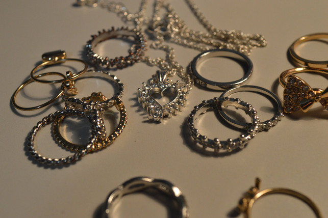 um-modeschmuck-zu-reinigen-solltest-du-auf-saeureh-cc0--pixabay--gv96-250827_download Um Modeschmuck zu reinigen, solltest du auf säurehaltige Reinigungsmethoden verzichten.