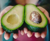 Avocado kaufen oder nicht? Wichtige Fakten zu Umwelt, Bio & mehr