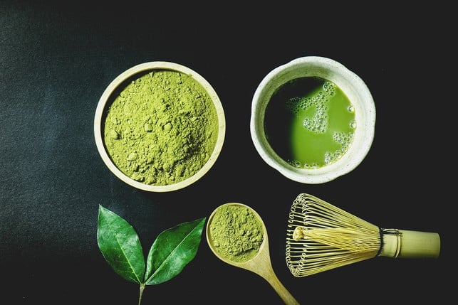 das-leuchtend-gruene-matcha-pulver-verleiht-dem-mat-cc0-pixabay-dungthuyvunguyen-200528_download Das leuchtend grüne Matchapulver verleiht dem Matcha-Kuchen Aussehen und Geschmack.