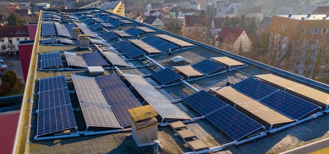 Solaranlage fürs Mehrfamilienhaus: Modelle, Kosten und Förderungen (Foto: CC0 Public Domain / Pixabay - Solarimo) Solarmodule stehen auf einem Flachdach eines Mehrfamilienhauses