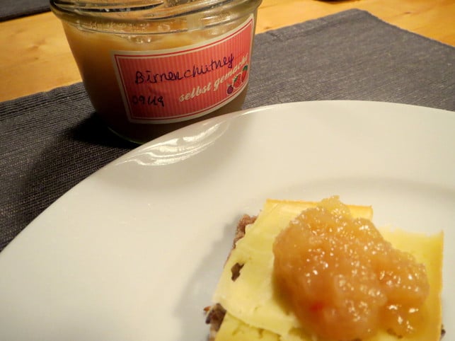 in-sterilisierten-schraubglaesern-haelt-sich-das-bir-leonie-barghorn-utopia-191003_download In sterilisierten Schraubgläsern hält sich das Birnenchutney mehrere Monate.