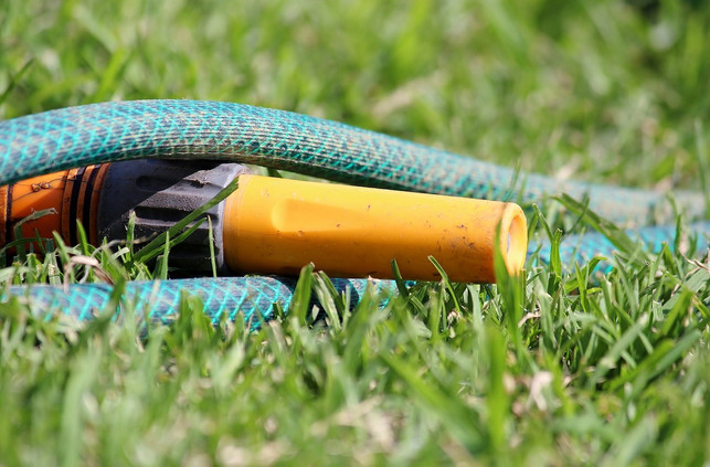 mit-einem-gartenschlauch-kannst-du-dein-e-bike-rei-cc0-pixabay-counselling-240927_download Mit einem Gartenschlauch kannst du dein E-Bike reinigen.