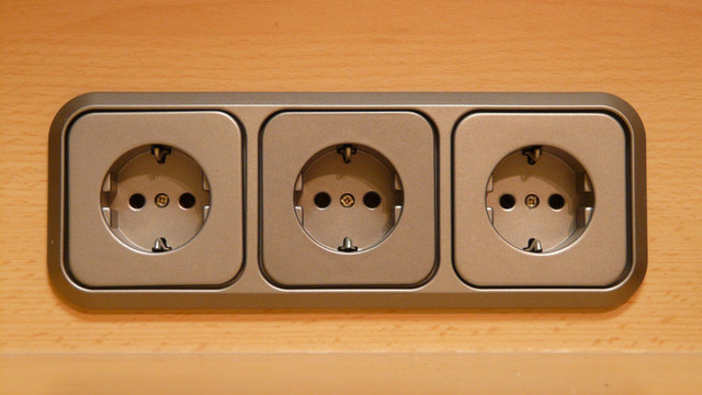 stecker-ziehen-bei-geraeten-cc0--pixabay--hans-251117 Stecker ziehen bei Geräten