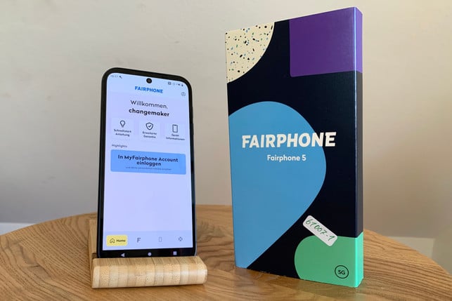 Fairphone5-Testgeraet-u-MichaelSchlump-231030-1920x1280 Fairphone 5 Smartphone zusammen mit der Verpackung auf einer Holzoberfläche