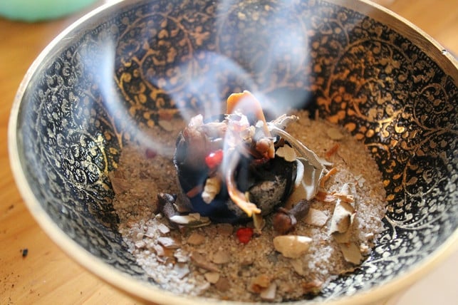 fuer-spirituelle-zwecke-gibt-es-myrrhe-auch-als-raeu-cc0-pixabay-andrea_lr16-190830_download Für spirituelle Zwecke gibt es Myrrhe auch als Räucherwerk.