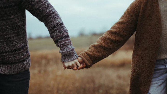 paar-haendchenhalten-us-Joanna-Nix-Walkup-220413-1280x720-1 Ist ein nachhaltiger Lebensstil beider Partner:innen die Voraussetzung für eine glückliche Beziehung?