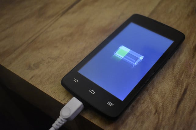 aktuell-ist-es-nicht-moeglich-den-akku-der-meisten-cc0--pixabay--vecomohacerlo-250721_download Aktuell ist es nicht möglich, den Akku der meisten Smartphones selbstständig zu wechseln. Das soll sich ab August ändern.