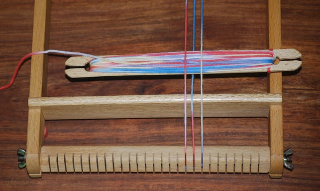 mit-dem-schiffchen-faehrst-du-hin-und-her-um-das-melanie-von-daake-utopia-180521_download Mit dem Schiffchen fährst du hin- und her, um das Band zu weben.