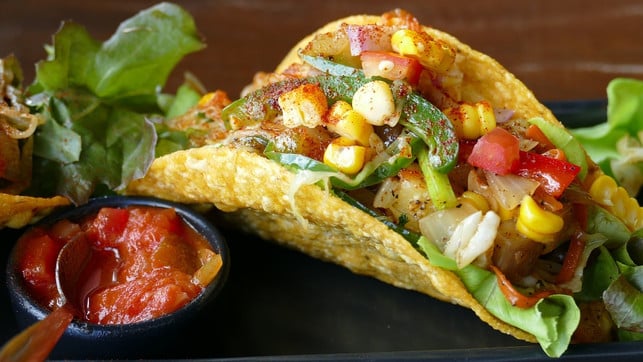 mais-schmeckt-zum-beispiel-in-tacos-als-maismehl-cc0-pixabay-dolvita108-230822_download Mais schmeckt zum Beispiel in Tacos, als Maismehl oder in Fladenbrot.