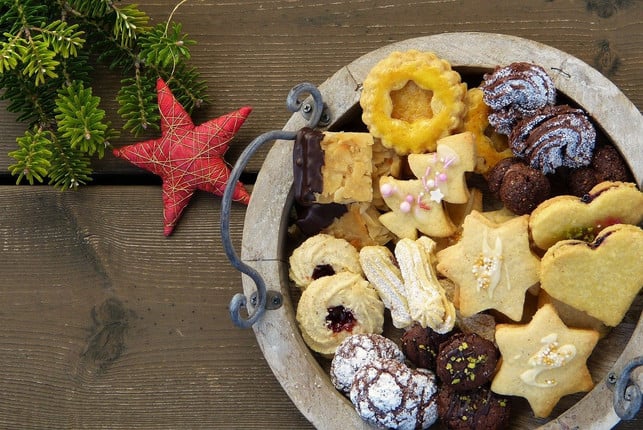 auch-plaetzchen-und-andere-suessigkeiten-kannst-du-fue-cc0-pixabay-silviarita-191127_download Auch Plätzchen und andere Süßigkeiten kannst du fürs Weihnachtsbaum-Schmucken verwenden und danach als kleinen Snack verspeisen.