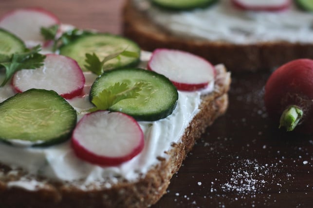 empfehlenswertes-fruehstueck-zum-abnahmen-vollkornb-cc0-pixabay-ponce_photography-180620_download Empfehlenswertes Frühstück zum Abnahmen: Vollkornbrot mit Magerquark und Radieschen.