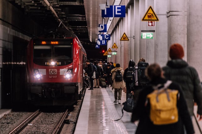 auch-azubis-und-schuelerinnen-haben-die-chance-da-cc0--pixabay--wal_172619-250909_download Auch Azubis und Schüler:innen haben die Chance, das Deutschlandticket günstiger zu bekommen.