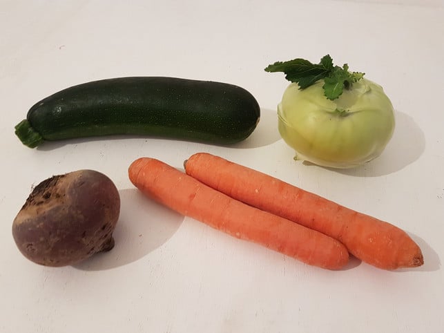 zucchini-moehren-kohlrabi-und-rote-beete-eignen-s-charlotte-gneupel-utopia-180330_download Zucchini, Möhren, Kohlrabi und Rote Beete eignen sich besonders gut zur Herstellung von Gemüsespaghetti.