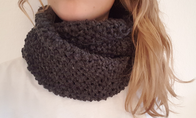 ein-loop-schal-ist-schnell-gestrickt-und-haelt-dein-charlotte-gneupel-utopia-190303_download Einen Loop-Schal kannst du schnell stricken und er hält deinen Hals schön warm.