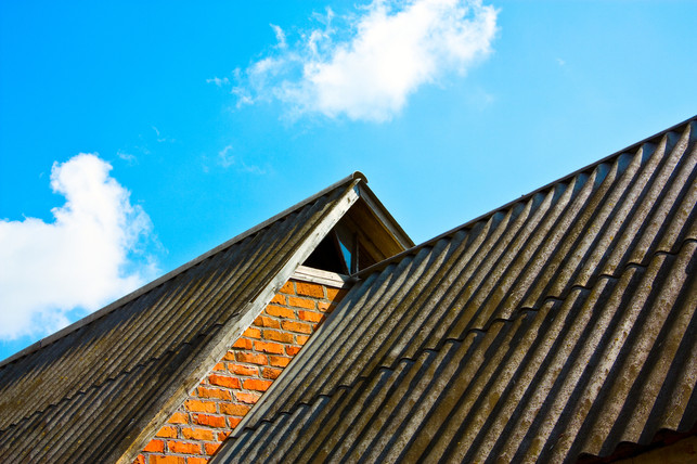 Roof Eternitplatten enthielten bis 1993 Asbest.