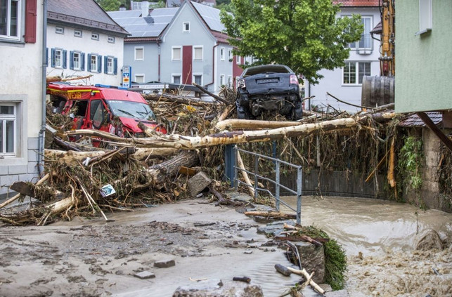 die-sturzflut-reisst-in-braunsbach-autos-und-ganze-httpswwwstuttgarter-zeitungdegalleryunwette-230919_download Die Sturzflut reißt in Braunsbach Autos und ganze Baumstämme mit sich.