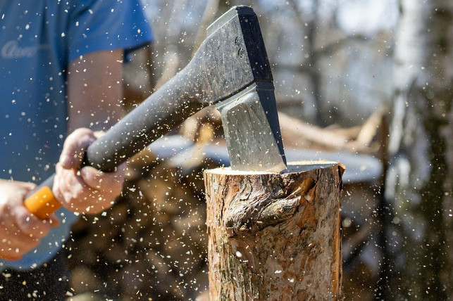 die-richtige-technik-erleichtert-die-arbeit-cc0-pixabay-radex118-211026_download Die richtige Technik beim Holzhacken erleichtert die Arbeit.