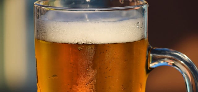 Jeden Tag ein Bier: Das sind die Folgen für Psyche und Körper (Foto: CC0 / Pixabay - Manfred Richter) Ein Glas Bier mit Schaumkrone, das leicht beschlagen ist und in warmem Licht leuchtet.