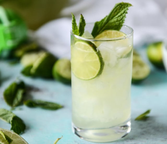 Limonade-selbstgemacht-Limette-Minze-p-howsweetitis-jessica-merchant-160621-640x850 Rezept: Selbstgemachte Limetten Limonade