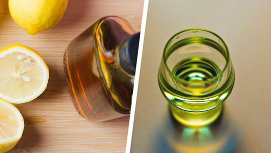 Olivenäö-Zitronen-Shot: Was bringt er wirklich? Halbierte und ganze Zitronen liegen auf einem Holzbrett neben einer braunen Glasflasche, daneben steht ein Glas mit grünlich-gelber Flüssigkeit