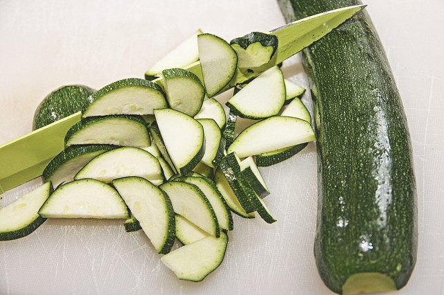 die-zucchini-werden-fuer-den-auflauf-in-scheiben-ge-cc0-pixabay-manfredrichter-200407_download Schneide die Zucchini für den Zucchini-Kartoffel-Auflauf in Scheiben.