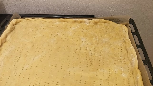 vor-dem-backen-den-teig-mit-einer-gabel-anstechen-sven-christian-schulz-utopia-190129_download Vor dem Backen den Teig mit einer Gabel anstechen.