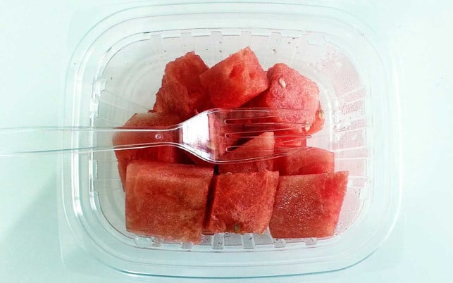 plastik-obst-verpackung-wassermelone-pb-mmt-220419-1280x800 Die Verpackung beeinflusst, wie nachhaltig ein Lebensmittel ist.