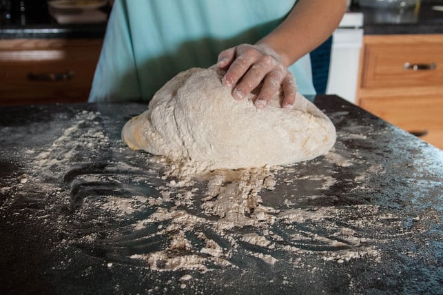 den-teig-fuer-das-kartoffelbrot-musst-du-gut-durchk-cc0-pixabay-morningbirdphoto-181227_download Den Teig für das Kartoffelbrot musst du gut durchkneten.