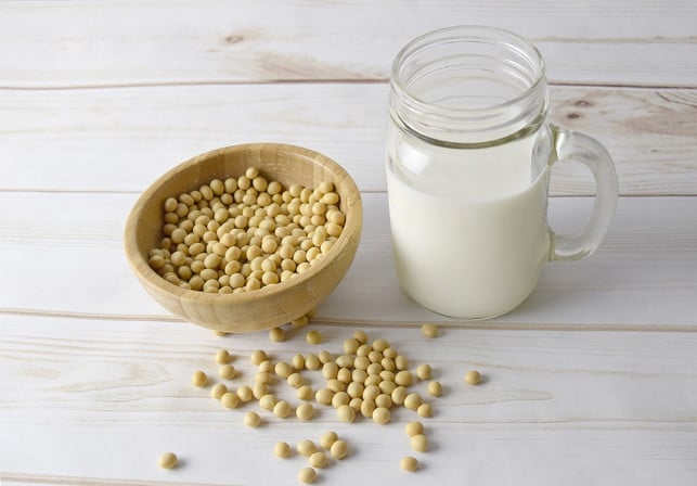 sojamilch-eignet-sich-am-besten-als-basis-fuer-vega-cc0-pixabay-bigfatcat-190108_download Sojamilch eignet sich am besten als Basis für veganen Joghurt.