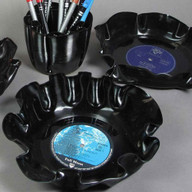 Schalen aus Schallplatten aus Vinyl. Schalen aus Schallplatten aus Vinyl.