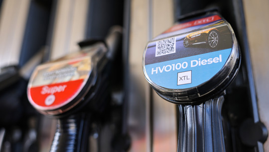 tabkstelle-hvo100-Christian-Charisius-dpa-250825 Zapfsäule mit HVO100 an einer Tankstelle