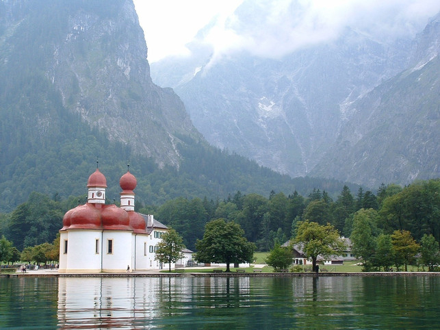 aus-naturschutzgruenden-fahren-auf-dem-koenigssee-im-cc0-pixabay-topszlee-201013_download Aus Naturschutzgründen fahren auf dem Königssee im Nationalpark Berchtesgaden nur Elektroboote.