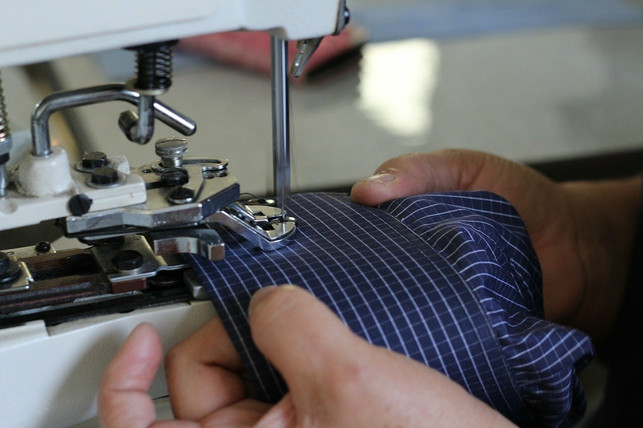 zalando-arbeitet-im-rahmen-des-neuen-reparaturserv-cc0-pixabay-pdrhenrique-211012_download Zalando arbeitet im Rahmen des neuen Reparaturservices mit externen Schneider:innen und Schuster:innen zusammen.