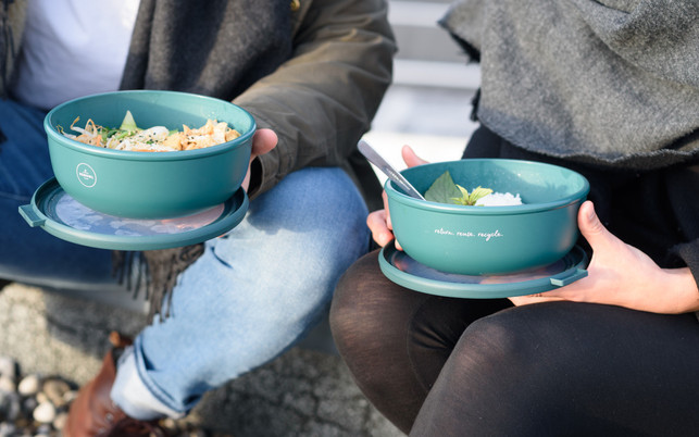 mehrweg-essen-to-go-rebowl-201124-1280x800-1 Rebowl von Recup bieten Mehrwegschalen für Essen zum Mitnehmen.