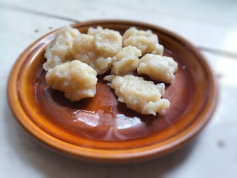kirschsuppe-mit-mehlkloesschen-ist-eine-erfrischende-utopia-210729_download Kirschsuppe mit Mehlklößchen ist eine erfrischende Sommermahlzeit.